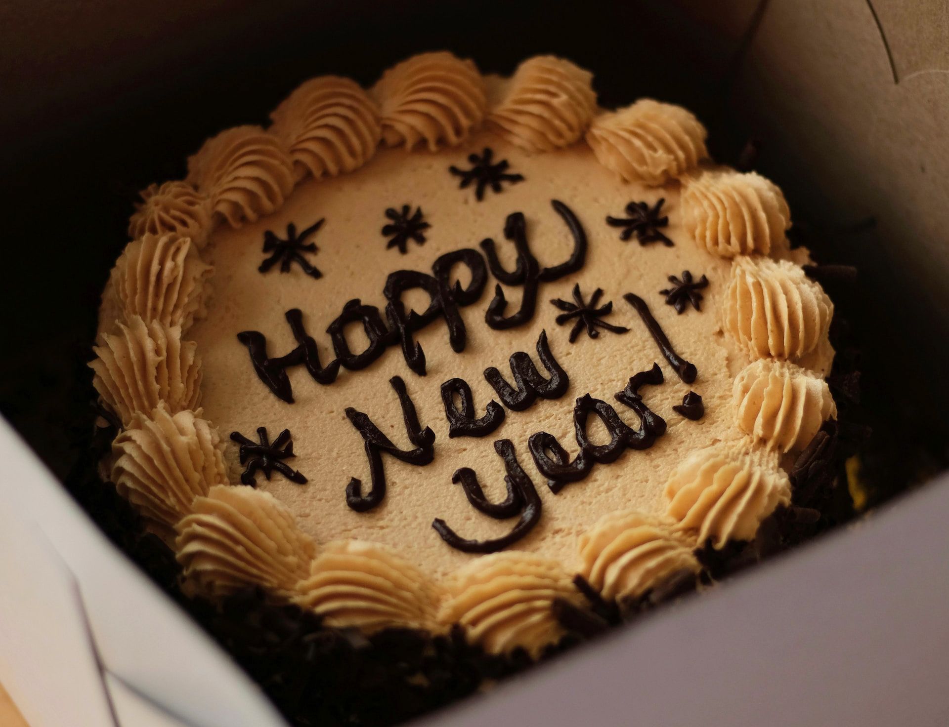 MY PURPLE WRITER BRAIN header. Cake with Happy New Year written on top in the icing.